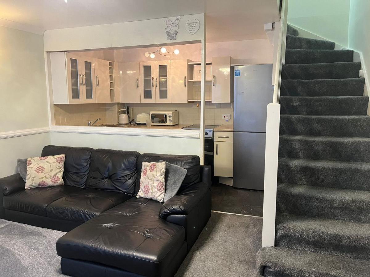 London 1 Bed Cosy House Apartment Norwood ภายนอก รูปภาพ